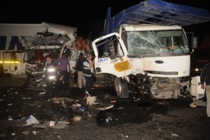 TIR'lar birbirine girdi: 3 yaralı
