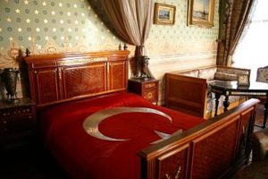 Dolmabah&ccedil;e'ye sabahın erken saatlerinde ziyaret&ccedil;i akını