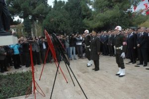 Herkes işini bıraktı, 'Ata'sı i&ccedil;in saygı duruşunda bulundu