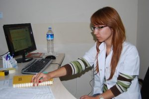 Hasta yakını doktora saldırdı