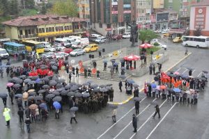Rize Ata'sını yağmur altında andı