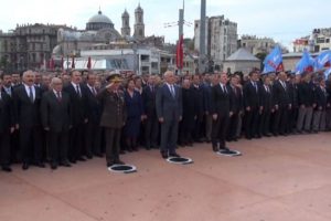 Taksim Meydanı'nda Ata'yı anma
