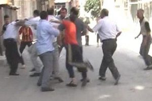 Kavgayı ayırmaya &ccedil;alışırken...