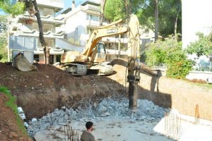 Temelini sağlam bulmadığı inşaatı kendisi yıktı