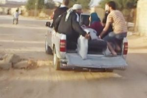 Yaralılar pikaplarla T&uuml;rkiye sınırına taşınıyor