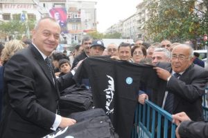 Manisa Belediyesi'nden 5 bin Atat&uuml;rk tiş&ouml;rt&uuml;