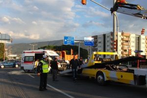 Ambulans ile otomobil &ccedil;arpıştı: 2 yaralı