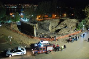 İnşaat halindeki k&ouml;pr&uuml; &ccedil;&ouml;kt&uuml;: 10 yaralı