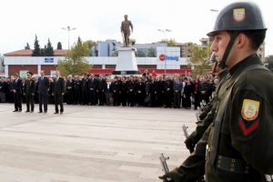 Atat&uuml;rk Edremit'te de t&ouml;renle anıldı