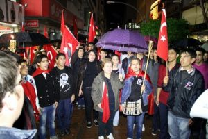 Yağmur altında Atat&uuml;rk'&uuml; andılar