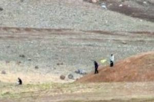 Cizre'de asılan PKK bayrağını polis s&ouml;kt&uuml;