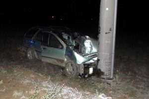 Otomobil elektrik direğine &ccedil;arptı: 2 yaralı