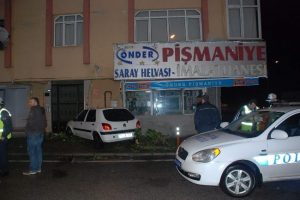 Otomobil apartmana girdi: 1 yaralı
