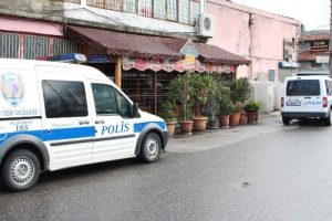 İş yerinden 5 kilo kaşar peyniri &ccedil;aldılar