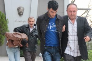 &Ccedil;elik kasaları mur&ccedil; ile a&ccedil;tılar