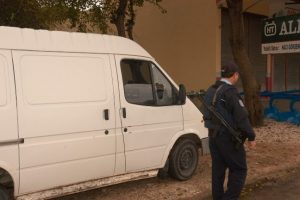 Boşanmak istediği eşinin yakını aracını kurşunladı