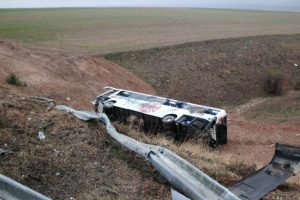 Şiddetli r&uuml;zgar otob&uuml;s devirdi