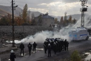 Bitlis'te a&ccedil;lık grevine destek eylemine m&uuml;dahale