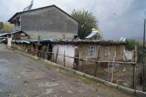 Evleri yıkılma tehlikesi altında