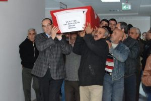 Şehit Y&uuml;zbaşı &Ccedil;etin'in cenazesi Turgutlu'da