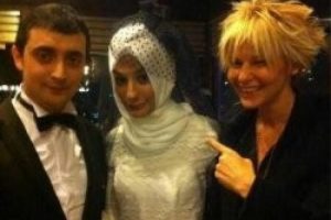 En &ccedil;ok tartışılan yazar d&uuml;nya evine girdi