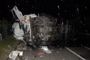Kamyon yolcu otob&uuml;s&uuml;ne &ccedil;arptı