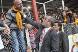Trib&uuml;nde arbedeyi Albayrak &ouml;nledi