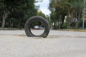 Yoldaki &ccedil;ukura lastikli &ouml;nlem