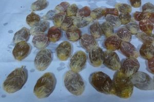 Uyuşturucuyu prezervatifle midelerine taşıdılar