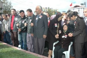 "Aşkım beni de yanında g&ouml;t&uuml;r"