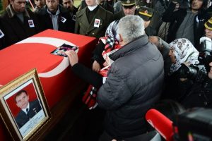 Eşinden şehide evlilik fotoğrafıyla son veda