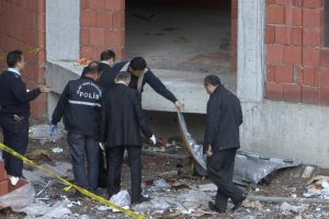 10. katından d&uuml;şen iş&ccedil;i hayatını kaybetti