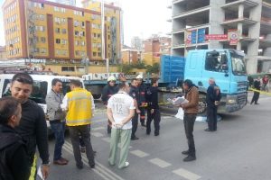 Pazar d&ouml;n&uuml;ş&uuml; TIR'ın altında kaldı