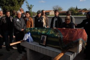 'Balyoz'dan tutuklu emekli tuğgeneral annesinin cenazesine katıldı