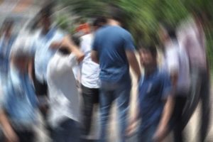 &Ccedil;ocuğunu azarladığı i&ccedil;in &ouml;ğretmeni d&ouml;vd&uuml;