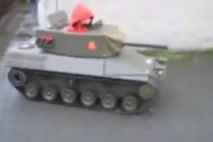 &Ccedil;ocuk tankla sokakta b&ouml;yle geziyor!