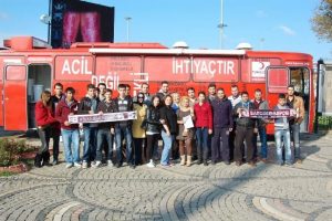 Ak Partili gen&ccedil;lerden kan bağışı