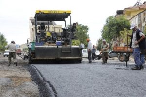 Yağışlar yol ve kaldırım &ccedil;alışmalarını durdurdu