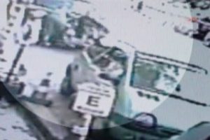 Minib&uuml;s kadınlara b&ouml;yle &ccedil;arptı