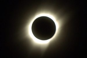 Avustralya'da g&uuml;neş tutulması n&ouml;beti