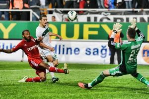 "T&uuml;rkiye'de Bursaspor'da oynamak istemeyecek futbolcu yok"