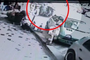 Alışveriş yapan kadınlara işte b&ouml;yle &ccedil;arptı