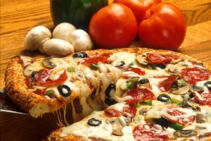 Evlerini yıktı, pizza teklif etti