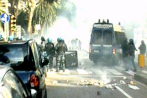 Napoli'de &ouml;ğrenciler polisle &ccedil;atıştı