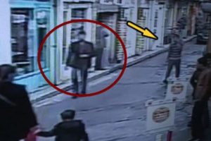 Taş atıp arabanın i&ccedil;indeki paraları &ccedil;aldılar