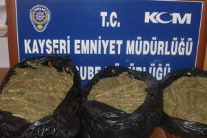 Polis zehir tacirlerine ge&ccedil;it vermedi