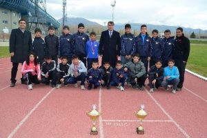 Atletler şampiyonluk kupası ile d&ouml;nd&uuml;