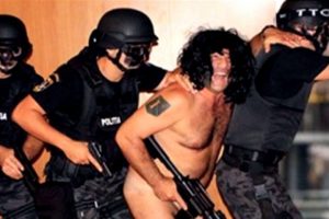 &Ccedil;ıplak &ouml;zel harekat&ccedil;ı Romanya'yı karıştırdı