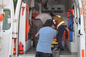 İş&ccedil;ileri taşıyan kamyon devrildi: 16 yaralı