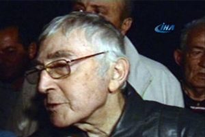 Eski bakanın otomobili kundaklandı